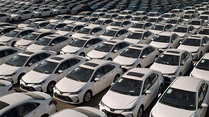 پیشنهاد جنجالی به پزشکیان؛ آزادسازی همزمان واردات خودرو و قیمت بنزین برای نجات مردم!