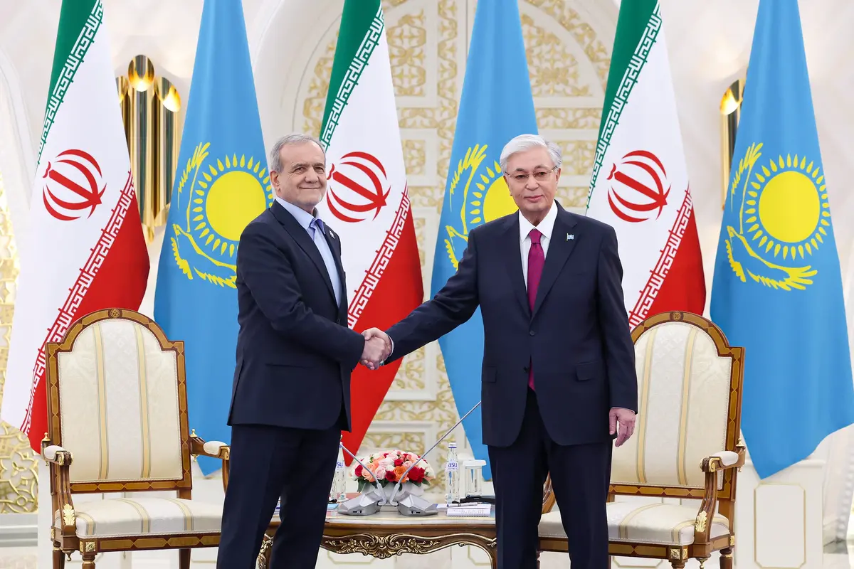 لحظه تاریخی دیدار روسای جمهور ایران و قزاقستان در آستانه؛ ۱۰ سند همکاری آماده امضاست!