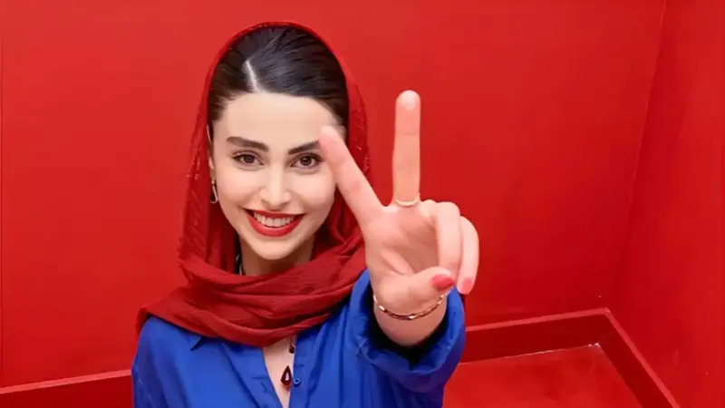 لاله مرزبان با استایل سرخابی و بوت‌های بلند در فوتوشوتی متفاوت! عکس‌ها را ببینید