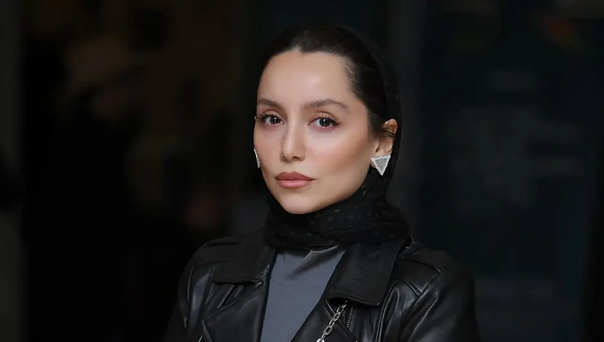 تیپ متفاوت و جذاب نازنین بیاتی در نمایشگاه «چهارسوی خیال»؛ نگاه‌ها را خیره کرد!