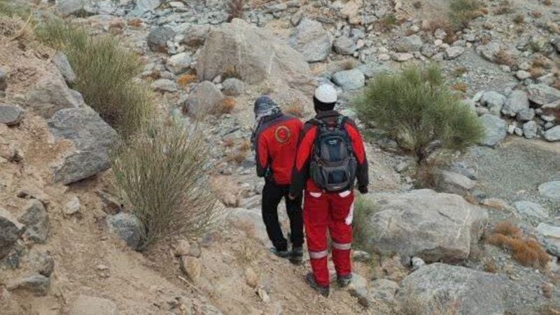 نجات نفس‌گیر ۲ کوهنورد گرفتار در ارتفاعات صعب‌العبور مهریز یزد