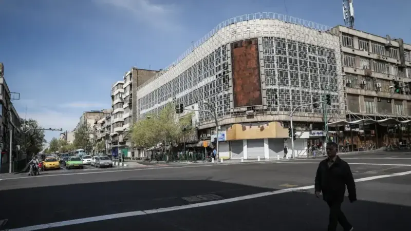 شهرداری تهران با پوشش فلزی سینما آسیا، حافظۀ معماری را به تبلیغات فروخت!