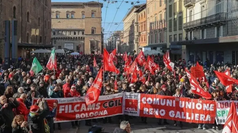 اعتصاب سراسری در ایتالیا حمل‌ونقل عمومی را فلج کرد؛ دولت ملونی زیر فشار اعتراضات سنگین