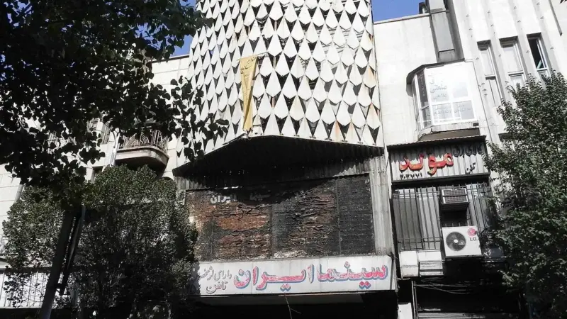 آتش مهیب در قدیمی‌ترین سینمای تهران؛ «سینما ایران» به خاکستر تبدیل شد!