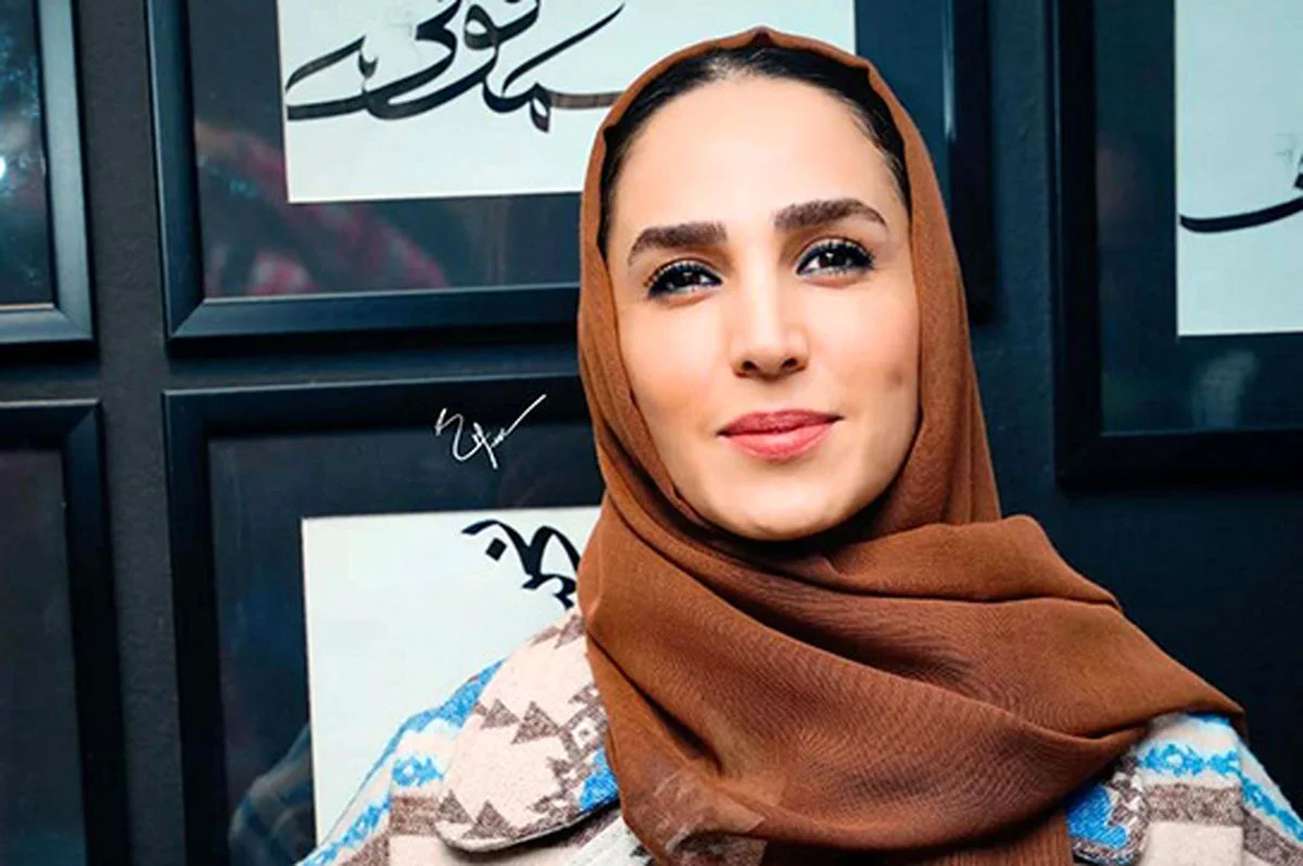 تیپ متفاوت و هنری سوگل طهماسبی در رونمایی جنجالی کتاب «من شاعر نیستم»