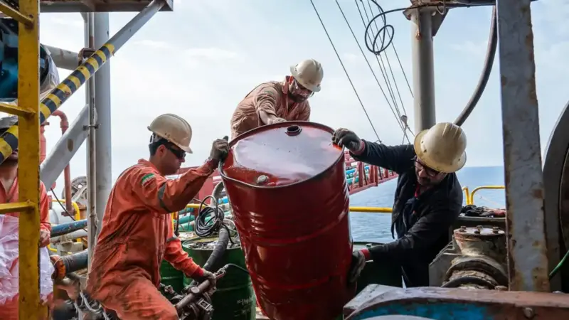 کاهش ملایم قیمت نفت در بازار جهانی؛ چه عواملی پشت پرده است؟