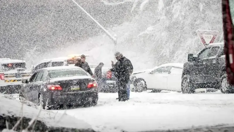 پلیس راه هشدار داد: زنجیر چرخ؛ تنها راه عبور ایمن در جاده‌های برفی کشور!