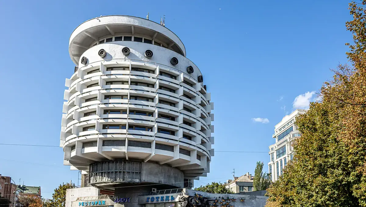 کشف یک شاهکار فراموش‌شده؛ نگاهی به معماری مدرن هتل «سالوت» در کی‌یف از دل کارت‌پستالی قدیمی