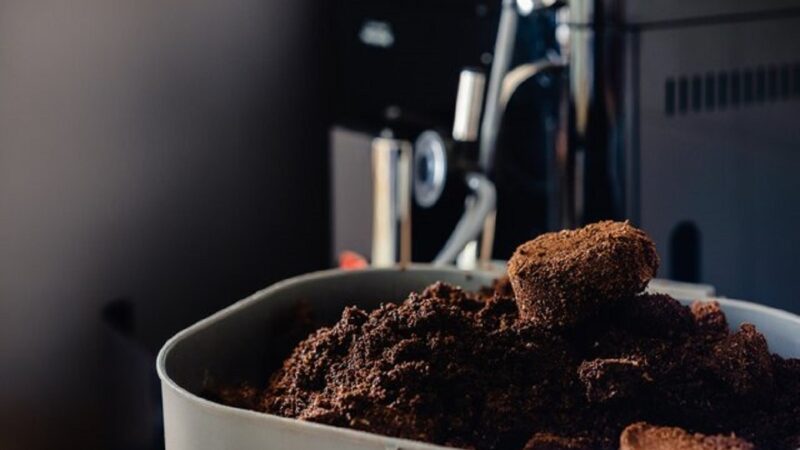 روش شگفت‌انگیز استفاده از تفاله قهوه برای تصفیه آب آلوده!