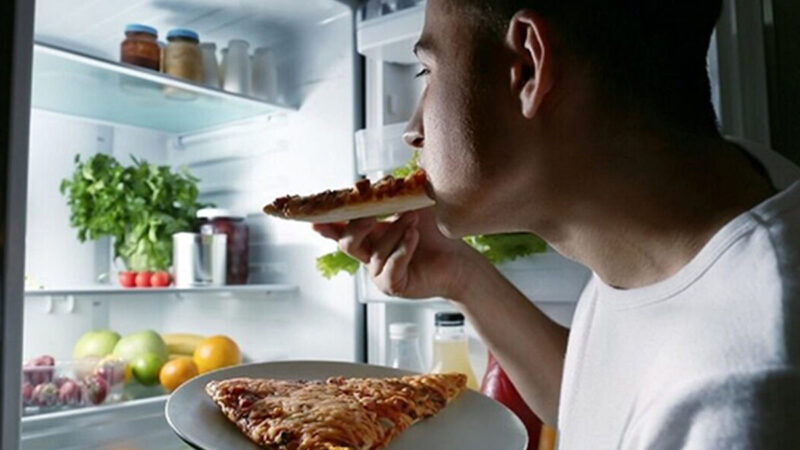 چرا خوردن غذا در نیمه‌شب از گرسنگی کشیدن هم خطرناک‌تر است؟