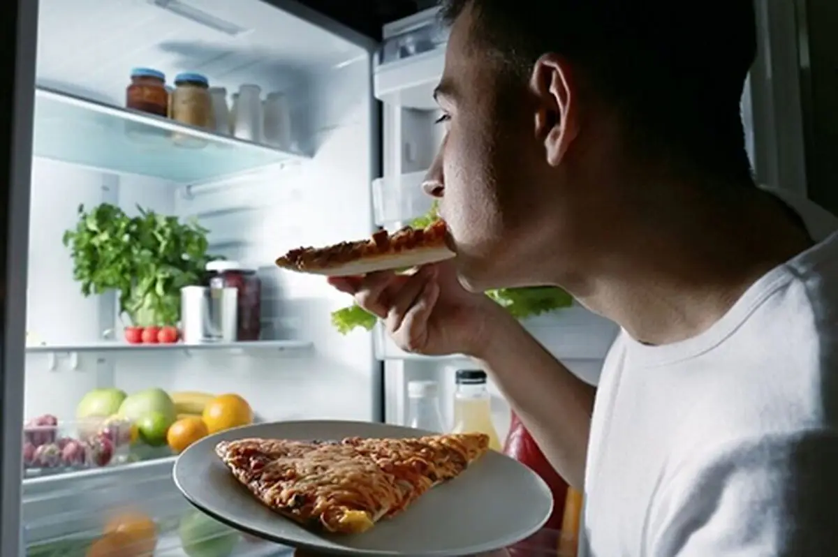 چرا خوردن غذا در نیمه‌شب از گرسنگی کشیدن هم خطرناک‌تر است؟