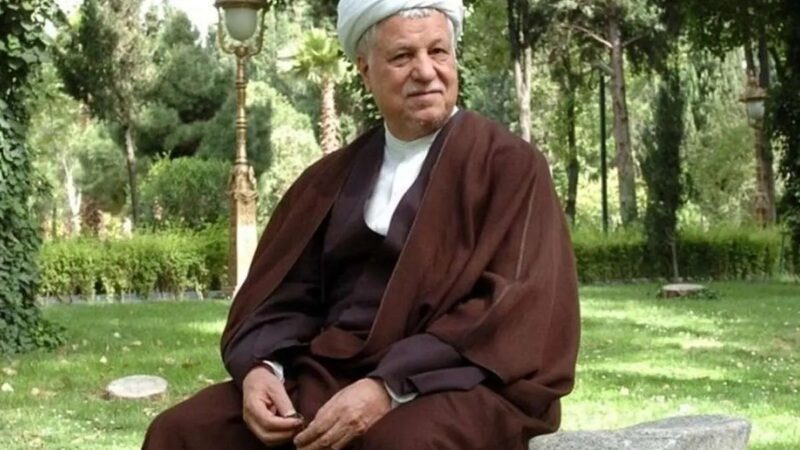 نگاهی نادر به هاشمی رفسنجانی در کنار یاسر عرفات و چهره‌های انقلاب بهمن ۵۷