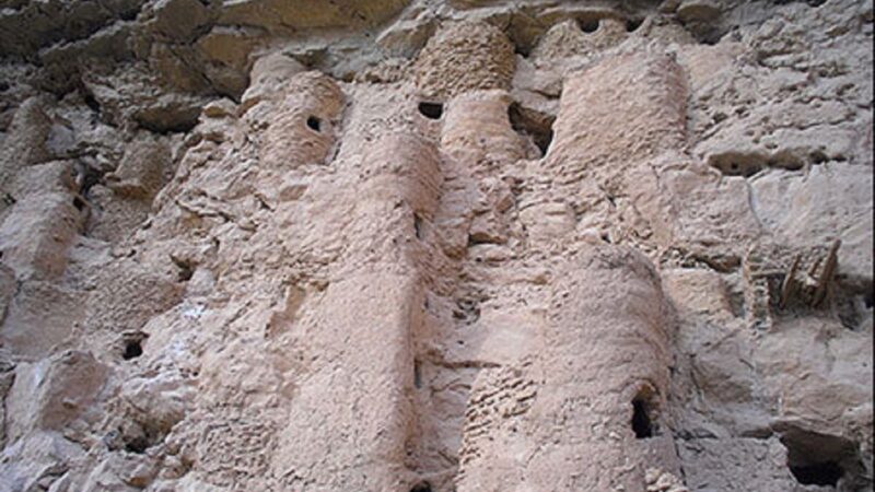 کشف انبارهای گندم ۸۰۰ ساله در دل صخره‌های عجیب روستای زید ایلام!