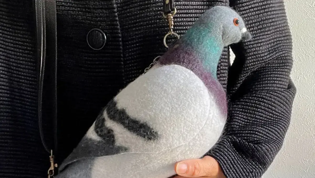 کبوتر خانگی در دنیای مد ۲۰۲۵؛ کیف دوشی متفاوت هنرمند ژاپنی رونمایی شد!