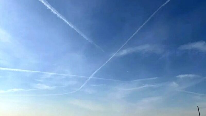 راز پشت خط‌های سفید آسمان تهران فاش شد؛ هواپیما یا موشک؟