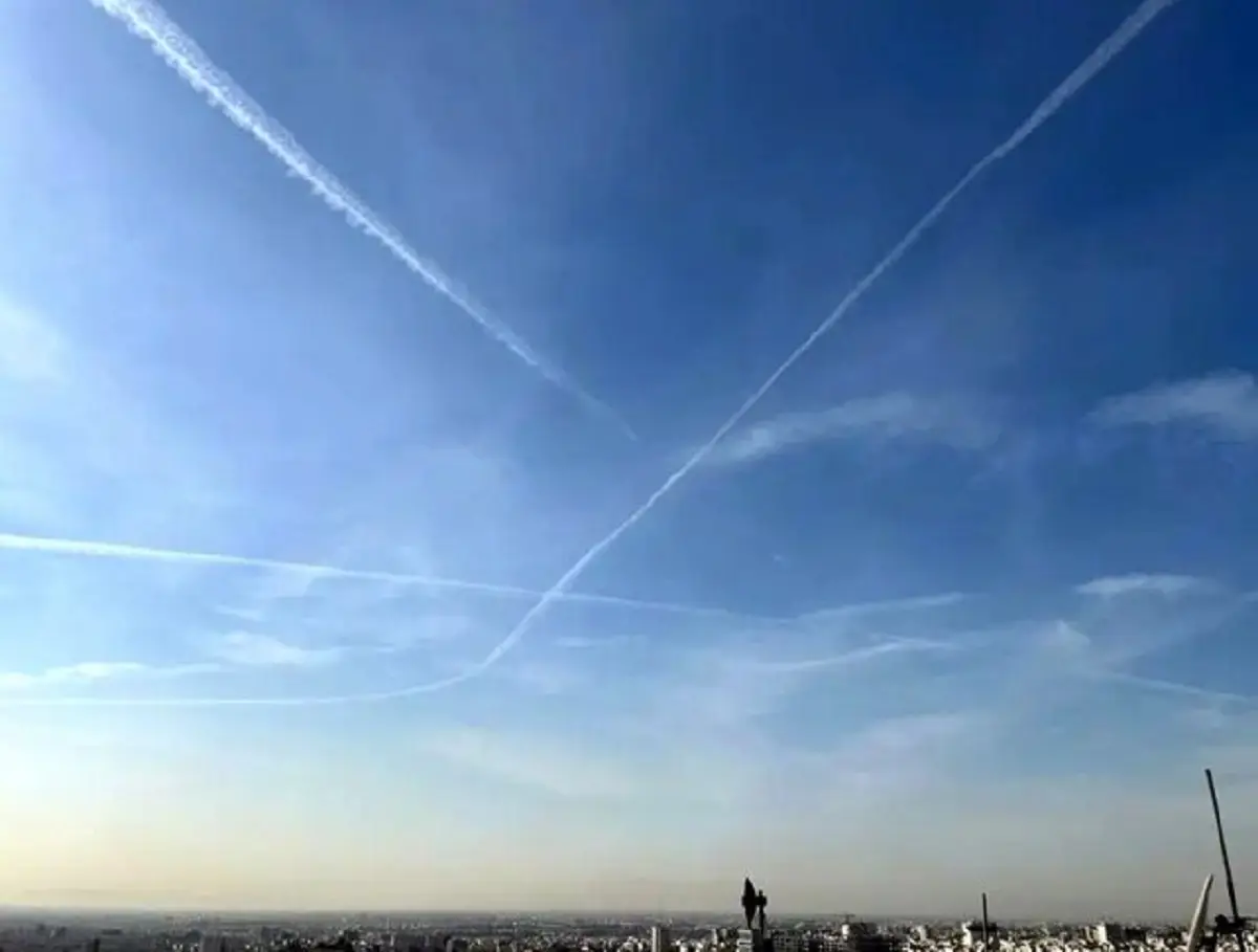 راز پشت خط‌های سفید آسمان تهران فاش شد؛ هواپیما یا موشک؟