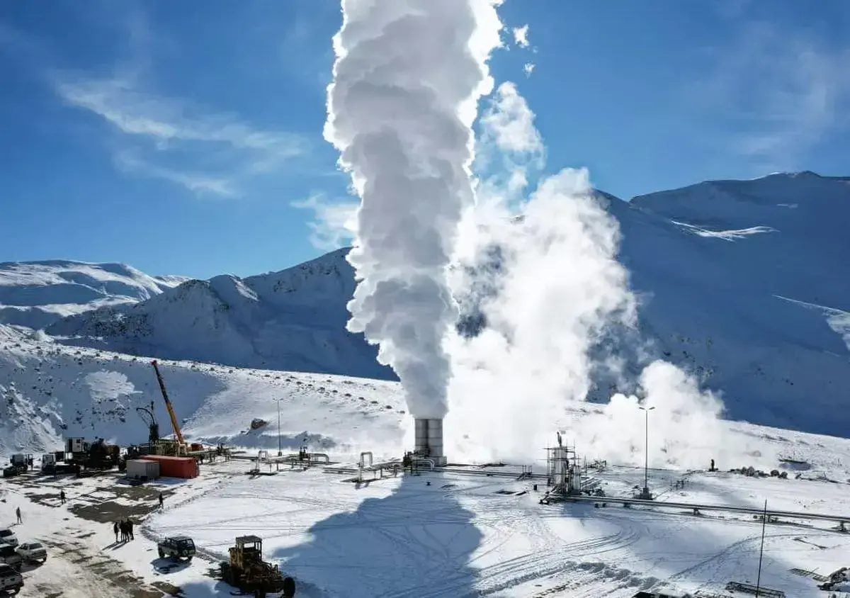 نخستین نیروگاه زمین‌گرمایی ایران در سرمای منفی ۱۵ درجه؛ برق پایدار در آستانه تولد!