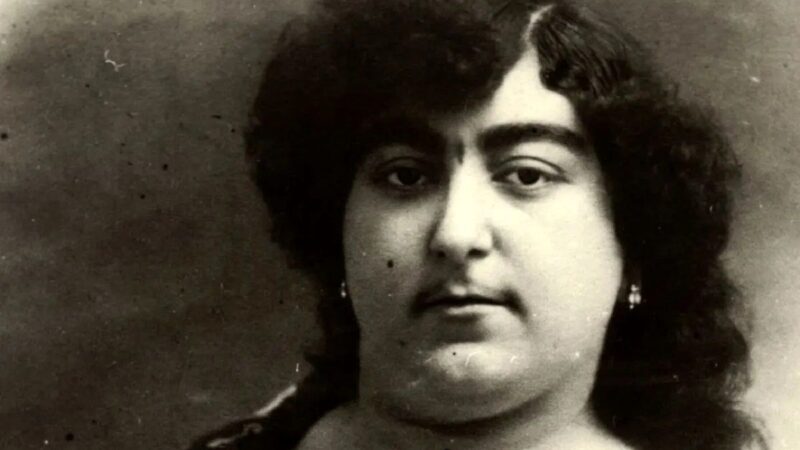 راز دوچرخه‌سواری دختر ناصرالدین‌شاه که جامعه قاجار را به چالش کشید!