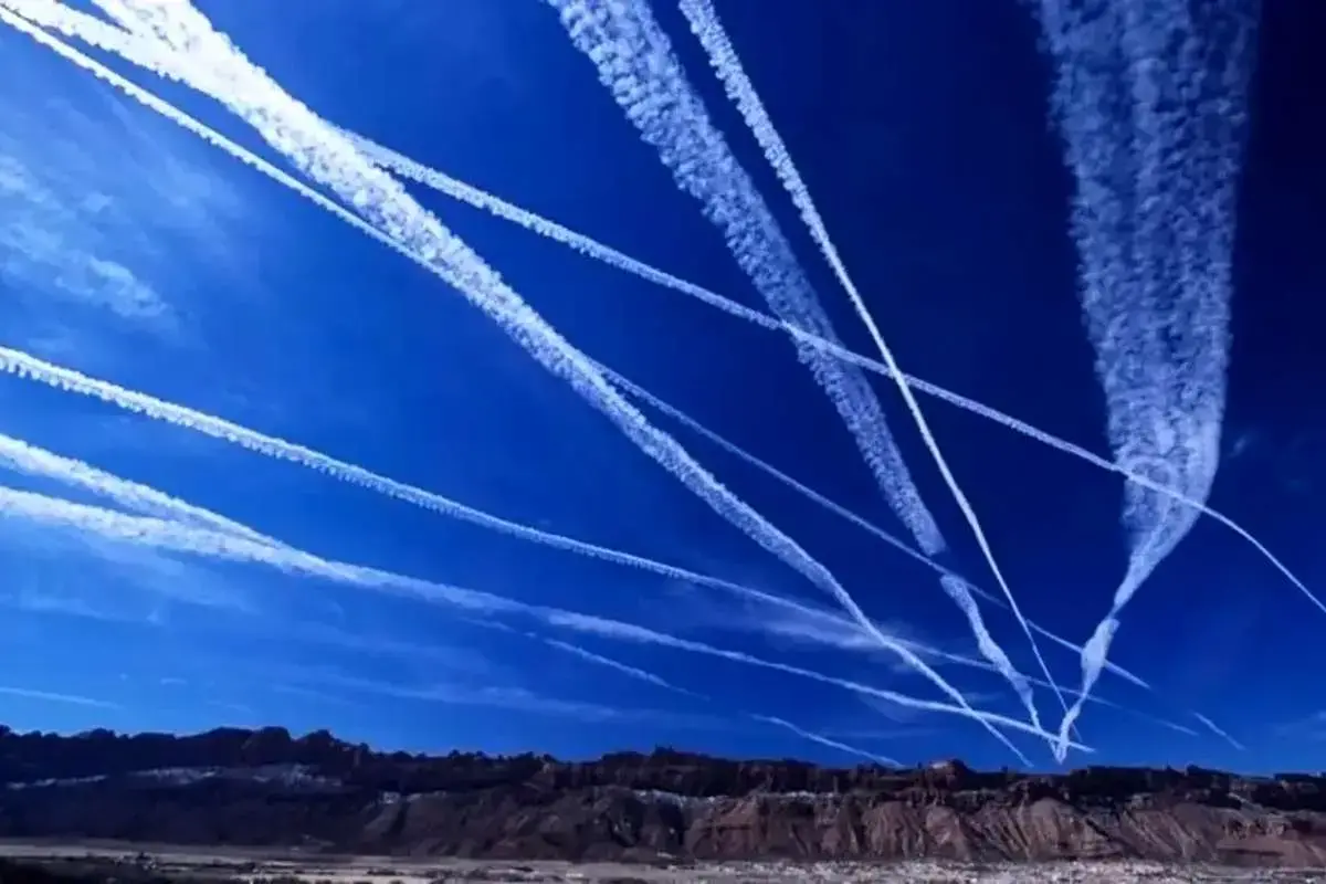 راز خطوط سفید عجیب در آسمان تهران چیست؟ تکذیب شایعات موشکی توسط کارشناسان