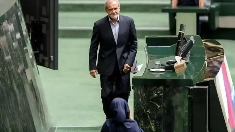 پزشکیان در مجلس: مملکت مال همه است، هرکس توان حل مشکل دارد، وارد میدان شود!