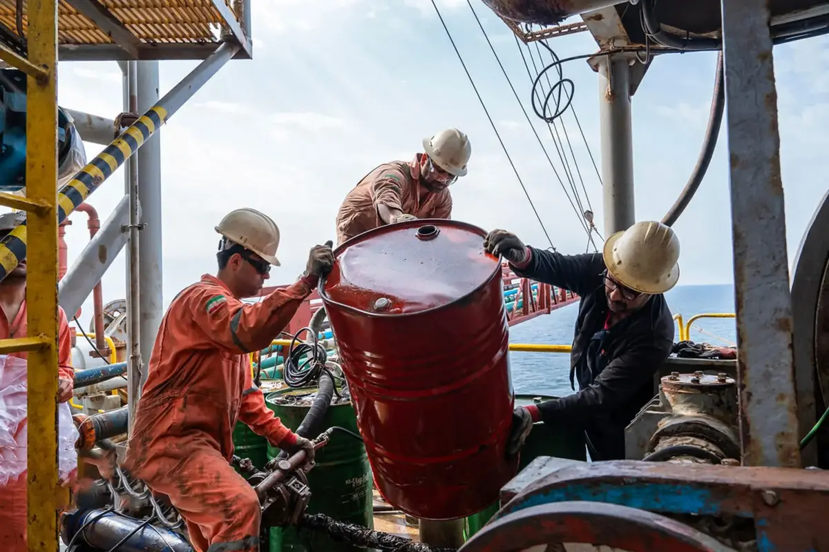 بازار نفت جهانی در آرامش؛ برنت همچنان در کانال ۶۲ دلار مقاومت می‌کند