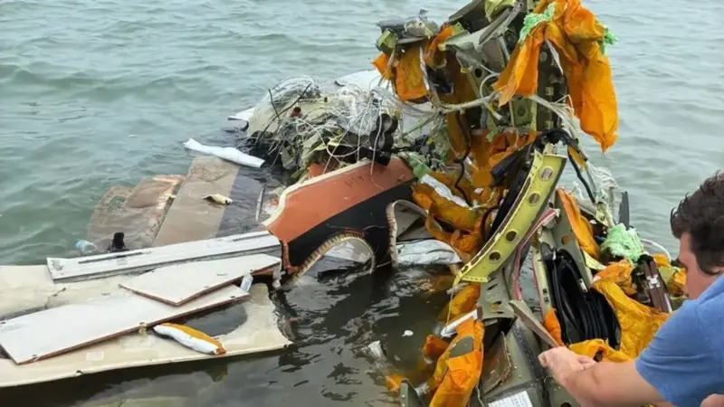 سقوط هولناک هواپیمای نیروی دریایی آمریکا در تگزاس؛ ۶ کشته، از جمله کودک دو ساله سوخته!