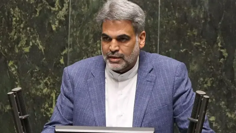 نماینده مجلس: جلسه بی‌نتیجه دیروز دلار را ۲۰۰۰ تومان گران کرد و امروز زنان را علیه خودمان می‌شورانیم!