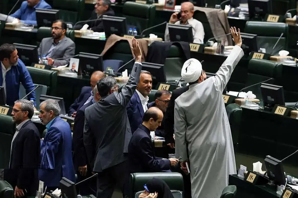 روزنامه قدس: هوچی‌گری‌های مجلس، اقتصاد کشور را در آتش التهاب دلار و طلا می‌سوزاند!