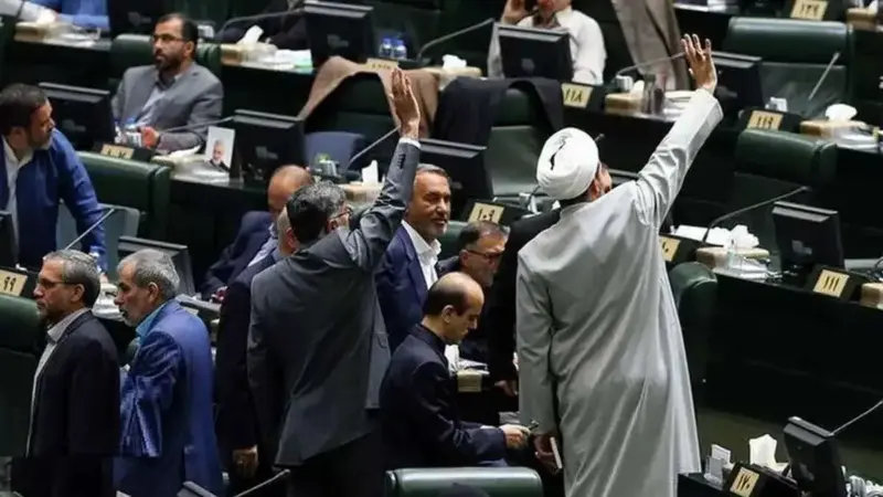 حمله تند روزنامه آستان قدس به مجلس؛ جلسه‌ای که التهاب دلار و طلا را تشدید کرد!