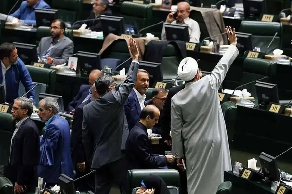 حمله تند روزنامه آستان قدس به مجلس؛ جلسه‌ای که التهاب دلار و طلا را تشدید کرد!