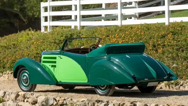 بوگاتی تایپ ۵۷ با رنگ سبز درخت کریسمس، جذاب‌ترین خودروی کلاسیک فصل تعطیلات شد!