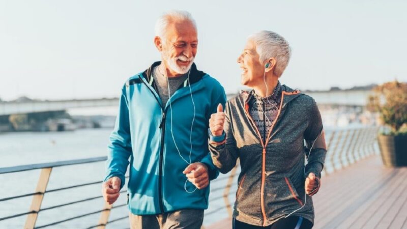 تست ۳۰ ثانیه‌ای «نشستن و برخاستن» که راز طول عمر شما را فاش می‌کند!