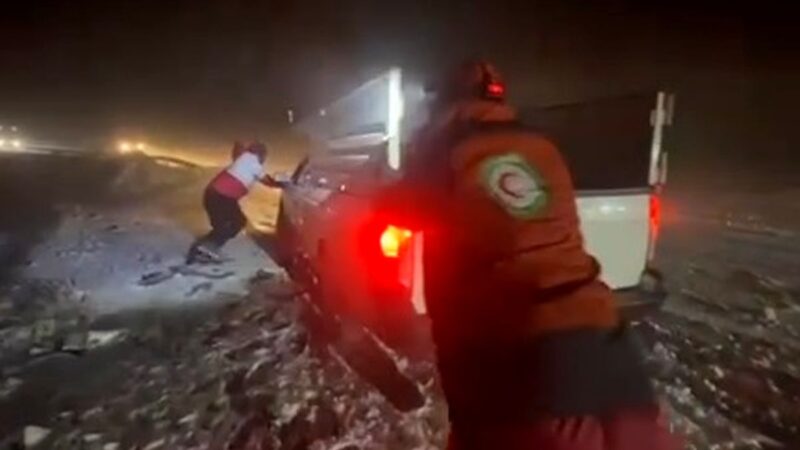 نجات ۱۴۷ نفر و آزادسازی ۴۹ خودرو از برف سنگین محور نقده ـ پیرانشهر!