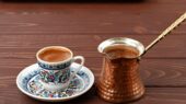 طرز دم کردن قهوه ترک در خانه؛ رازهای باریستاهای حرفه‌ای برای عطری بی‌نظیر و کفی غلیظ