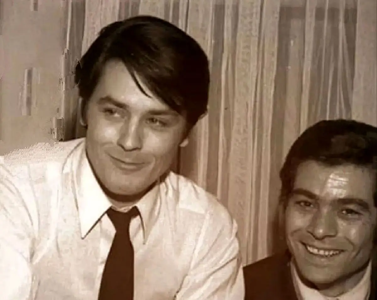 تصویری دیده‌نشده از آلن دلون در مهرآباد تهران که تاریخ سینما را تکان داد!