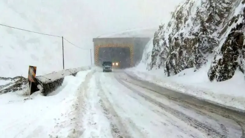 هشدار جدی پلیس درباره بارش برف و باران در جاده‌های ۱۲ استان؛ آماده سفر باشید!