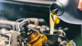 تعویض روغن خودرو در نمایندگی یا تعمیرگاه‌های آزاد ؟ بررسی مزایا، معایب و هزینه‌ها