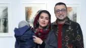 حضور خانوادگی سپند امیرسلیمانی در نمایشگاه همسر امیرعلی نبویان (عکس)