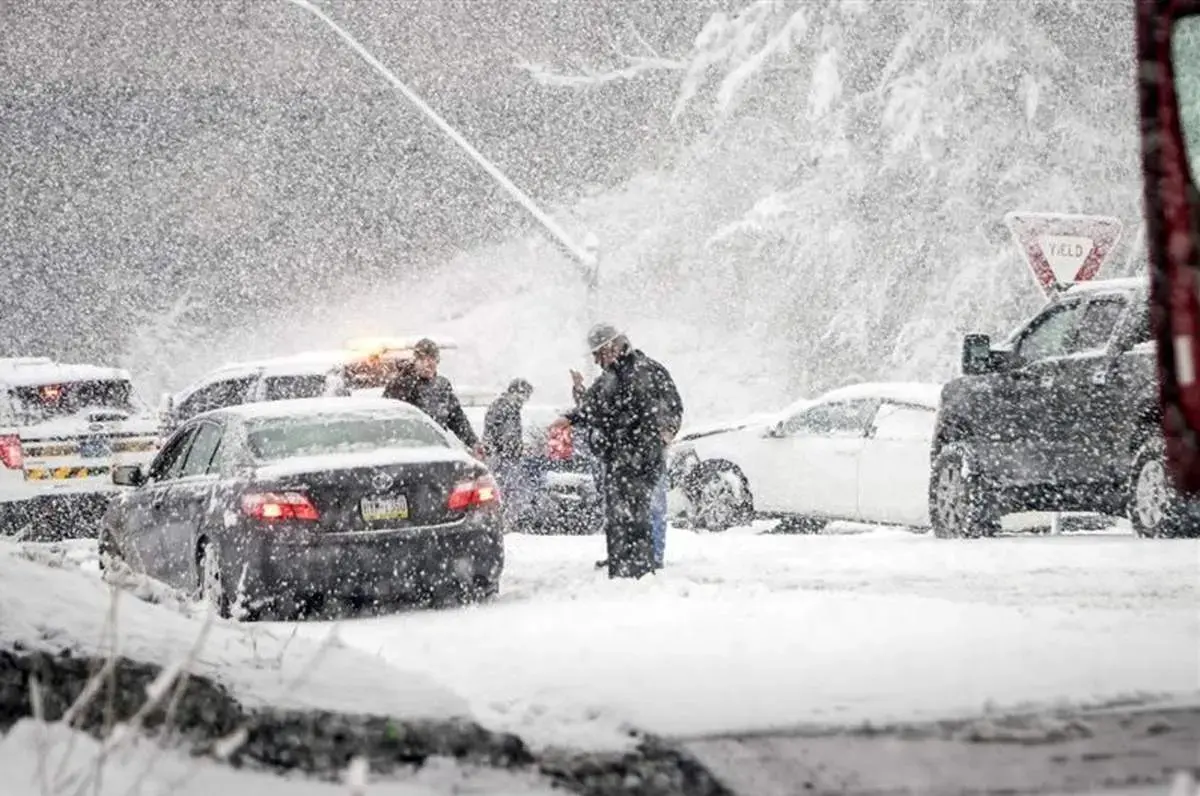 یخبندان در جاده های کشور/ راهداری: مردم، الان وقت سفر نیست!