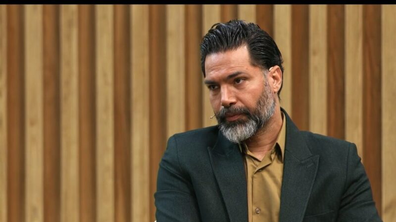 امیرحسین صادقی: من آویزان خط فقر هستم/ همیشه بهای حرف هایم را پرداخته ام/ یقه بسته، جای مهر و تسبیح برخی آقایان خیلی از ماها را اذیت می کند!