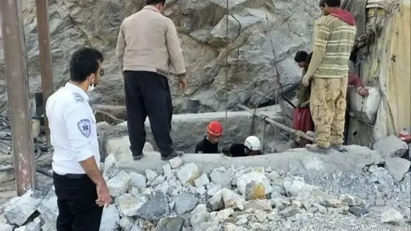 ریزش یک معدن سنگ‌آهن در بافق یزد / محبوس شدن ۲۴ نفر؛ تاکنون ۱۸ نفر از زیر آوار خارج شده‌اند(+عکس)