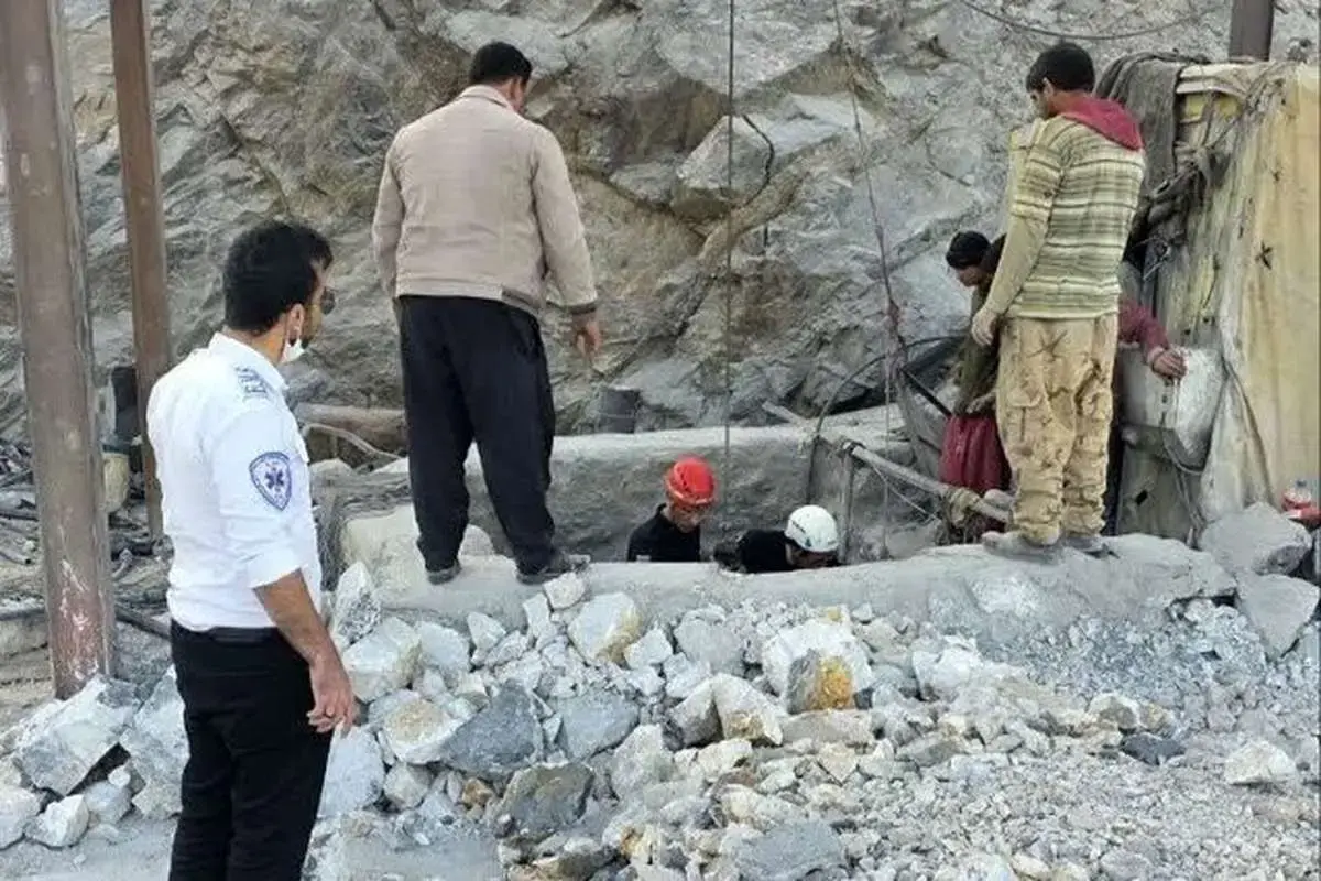 ریزش یک معدن سنگ‌آهن در بافق یزد / محبوس شدن ۲۴ نفر؛ تاکنون ۱۸ نفر از زیر آوار خارج شده‌اند(+عکس)