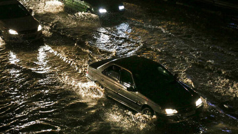 باران سیل‌آسا در تهران؛ خیابان نبرد زیر آب رفت!