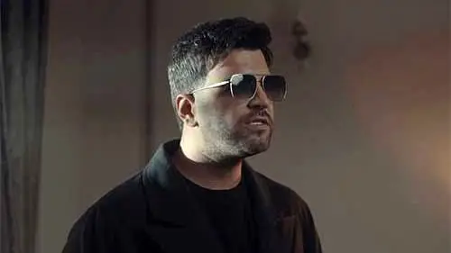 آصف آریا با «دستم بی نمکه» هنوز قلب‌ها را تکان می‌دهد؛ راز یک زخم قدیمی در شعر جذاب