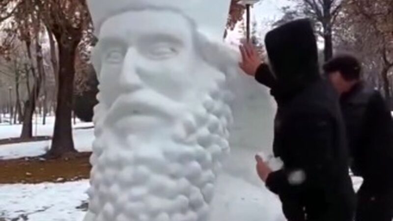 شگفتی هنرمندان در شیراز؛ سردیس کوروش بزرگ با برف جان گرفت!