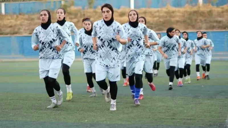 زنان استقلال با بردی تاریخی در آستانه صعود به لیگ برتر فوتبال قرار گرفتند