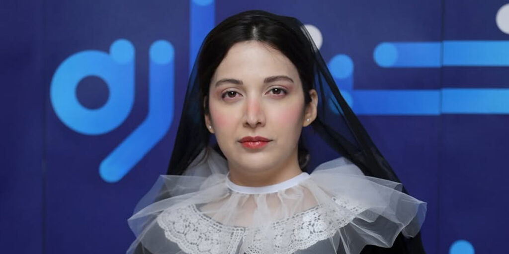 روشنک گرامی با تیپی جسورانه و ترکیب رنگی بی‌نظیر، استایل فصل را زیر و رو کرد!