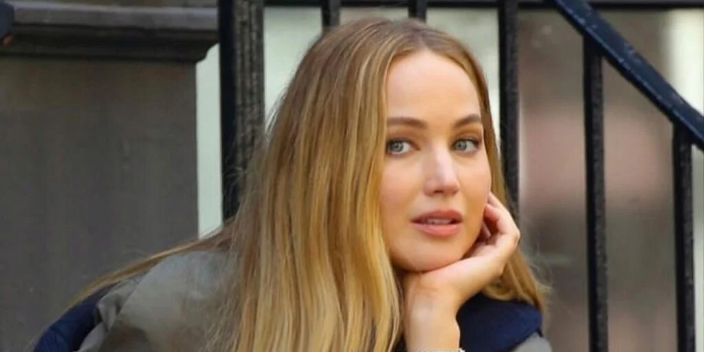 جنیفر لارنس با تیپ رنگارنگ و کریسمسی همه را شگفت‌زده کرد!