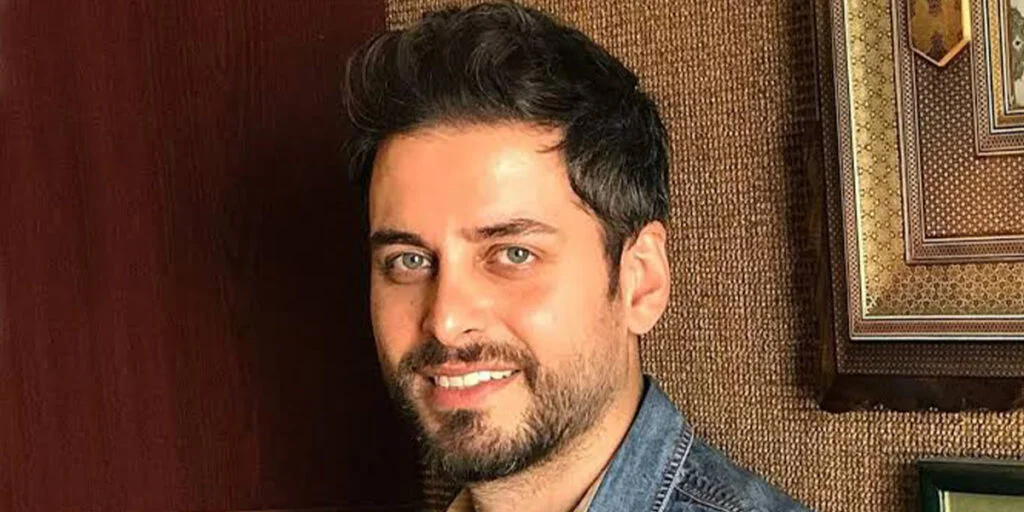 بازگشت آرام احمد پورخوش با استایلی ساده بعد از ۸ سال؛ هنوز هم جذاب و ماندگار!