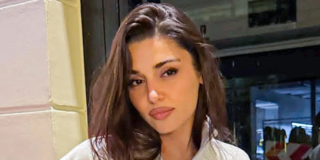 هانده ارچل با کت خزدار زرشکی؛ راز استایل گرم و بی‌نظیر زمستانی بازیگر محبوب ترک